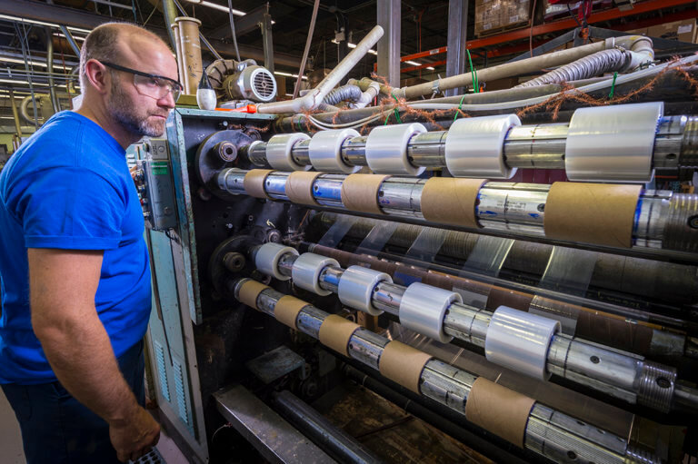 Turreting rewinder and G&D bundler film